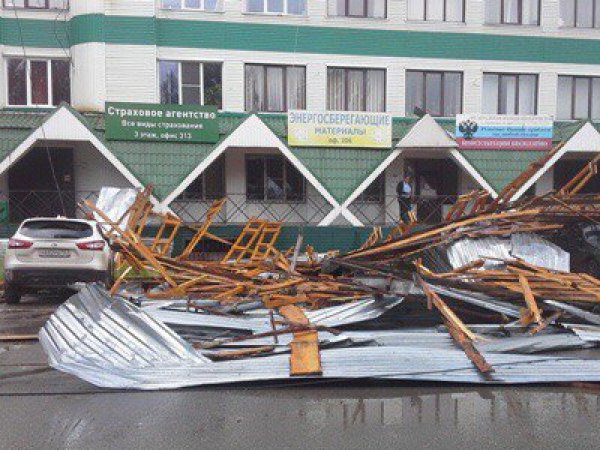 Ураган в Тольятти сорвал крышу с торгового центра (ФОТО, ВИДЕО)