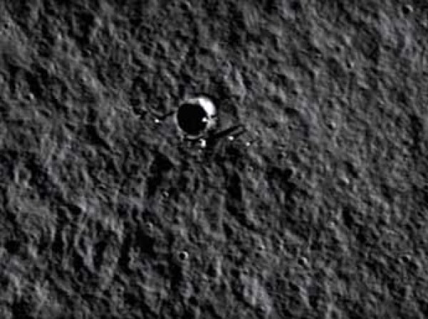 Уфологи нашли на Луне огромный черный НЛО (ВИДЕО)