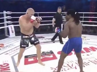 Боец MMA Харитонов нокаутировал американца за 35 секунд (ВИДЕО)