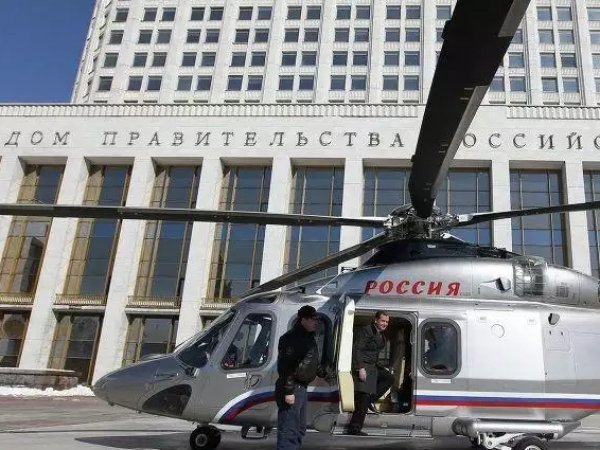 В Шереметьево самолеты несколько часов кружили над  аэропортом из-за вертолета Медведева