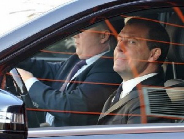 СМИ: визит Медведева к теще спровоцировал пробку в Ленобласти (ФОТО)