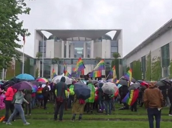 У резиденции Меркель отметили легализацию однополых браков