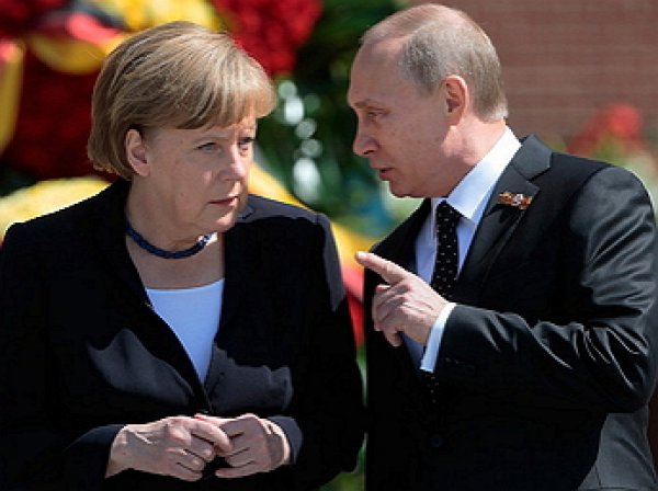 Путин и Меркель обсудили темы G20 по телефону