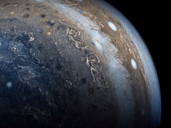 На YouTube показали ВИДЕО пролета над гигантскими ураганами Юпитера