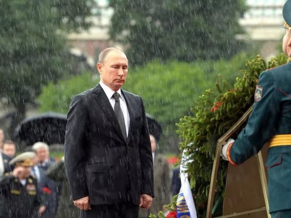 "Настоящий мужик": промокший до нитки Владимир Путин восхитил западных пользователей Сети (ФОТО, ВИДЕО)