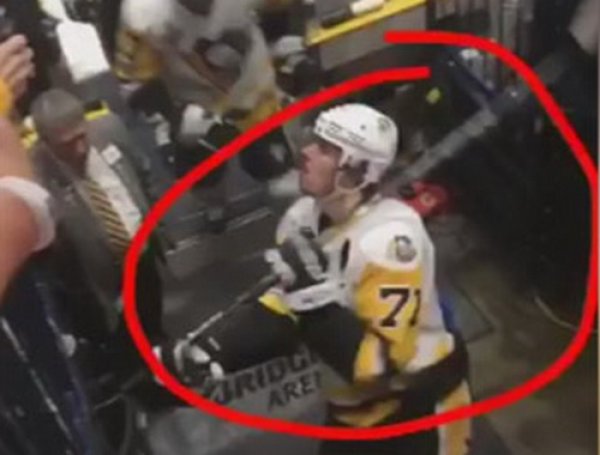 "Игра совсем не задалась": хоккеист Малкин замахнулся клюшкой на болельщика (ВИДЕО)