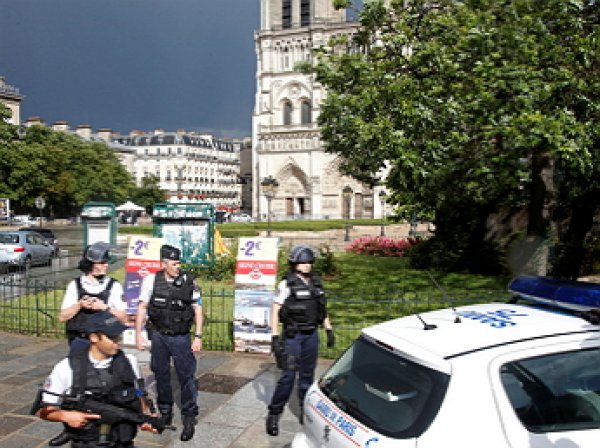 "Это за Сирию!": у собора Нотр-Дам в Париже мужчина с молотком напал на полицейских