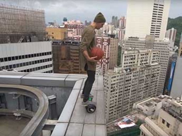 YouTube потрясло  ВИДЕО, как россиянин на гироскутере катается на краю небоскреба в Гонконге