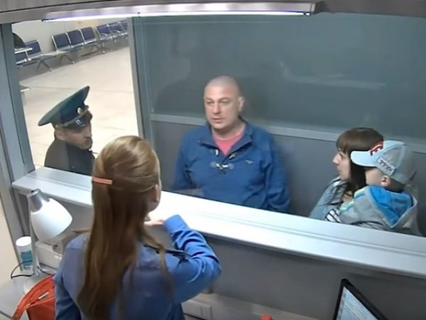 "Мышь позорная": пьяный отец семейства на глазах детей устроил дебош в аэропорту Толмачево (ВИДЕО)