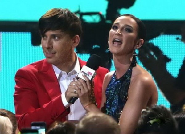 Премия «Муз ТВ-2017»: Бузова шокировала фанатов своим вокалом, когда объявляла кто победил
