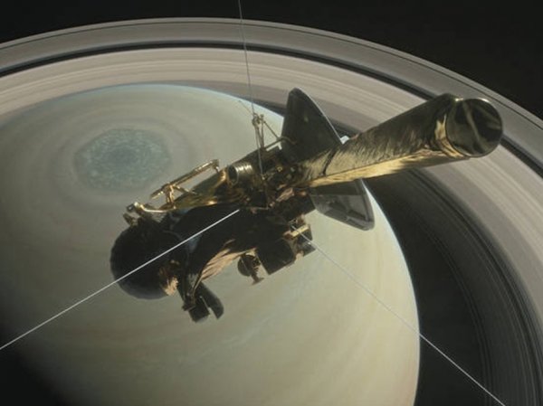 "Кассини" передал уникальные фото заката на Сатурне