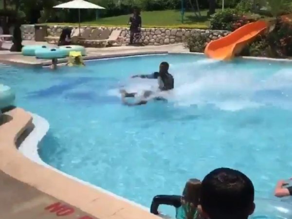 На Ямайке парень поразил Сеть необычным способом катания на водяной горке (ВИДЕО)