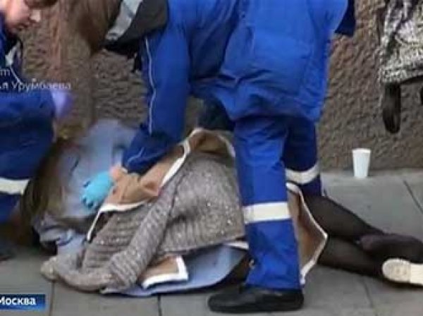«Откуда ты взялась!»: в Москве водитель, сбив девушку на тротуаре, набросился на нее (ВИДЕО)
