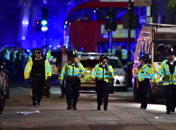 Теракт в Лондоне сегодня: фургон врезался в прохожих, нападение в ресторане — есть жертвы (ФОТО, ВИДЕО)