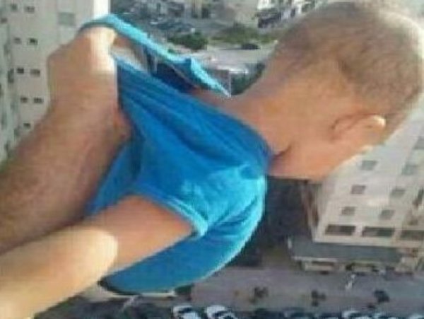Алжирец, вывесивший ребенка за окно 15 этажа ради "лайков", получил два года тюрьмы (ФОТО)