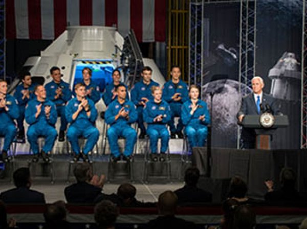 NASA представило 12 астронавтов, которые первыми полетят на Марс