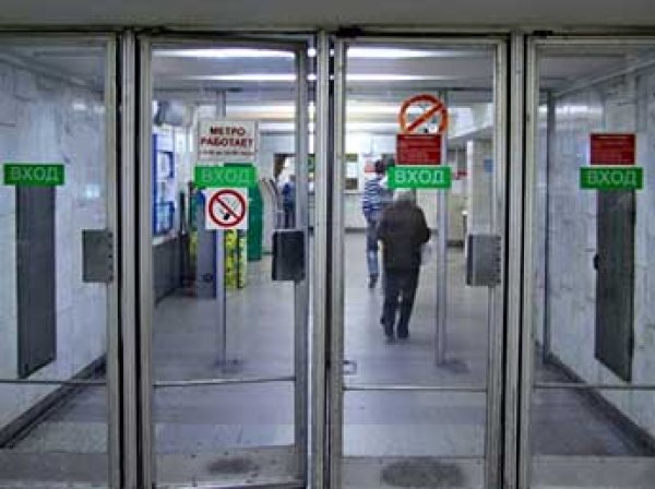 Двери метро в Москве остались без надписей "вход" и "выход"