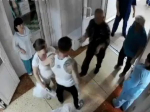 В Хабаровске пациент жестоко избил врача прямо во время приема