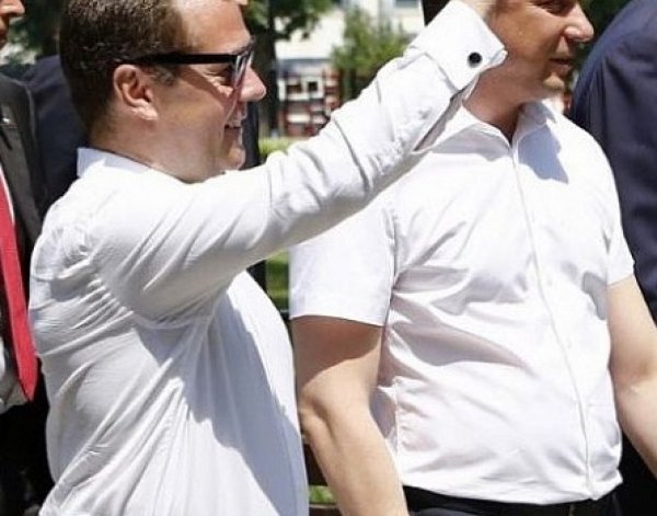 "Он вам не Calvin Klein!": исподнее Медведева стало темой для мемов в соцсети