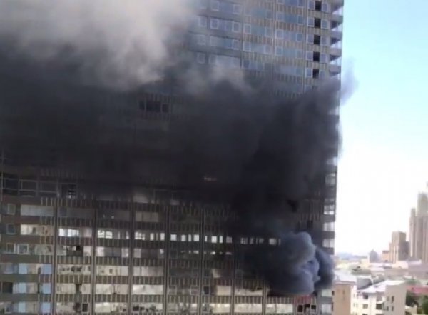 Пожар в "доме-книжке" на Новом Арбате сейчас: очаг находится на седьмом этаже (ФОТО, ВИДЕО)