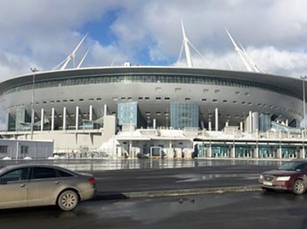 На стадионе "Зенит-Арена"  прямо во время матча протекла крыша (ФОТО, ВИДЕО)