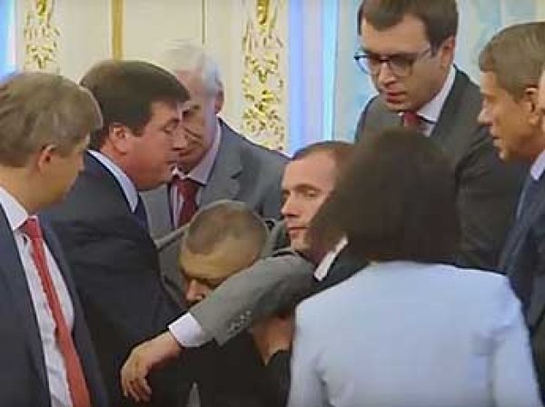 Порошенко уволил главу погранслужбы, который упал в обморок перед Лукашенко (ВИДЕО)