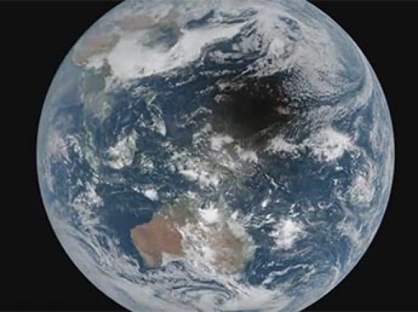 Ученые объяснили видео с загадочной тенью, пересекающей Землю