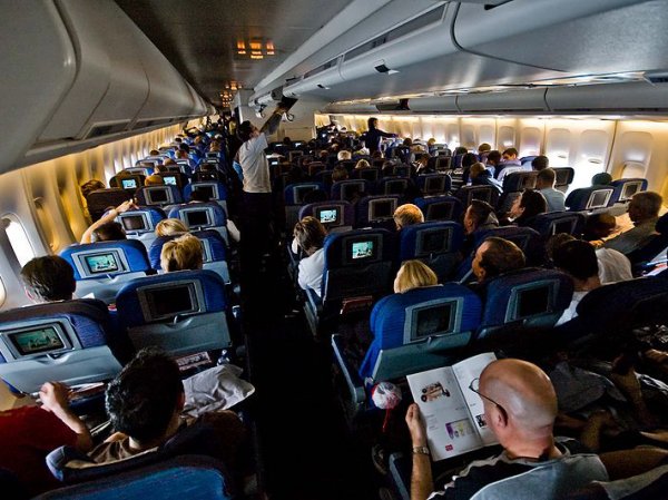 Пассажир самолета Москва-Владивосток оставил в салоне 2 млн рублей