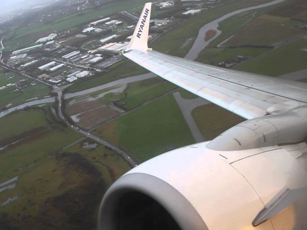 Жесткая посадка самолета Ryanair попала на ВИДЕО