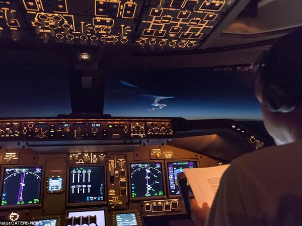 Пилот Boeing 747 выложил фото, как их лайнер чуть не сбила в Китае баллистическая ракета