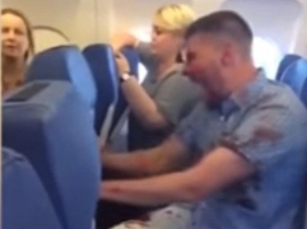 На YouTube появилось ВИДЕО пьяного дебоша на борту самолета Москва - Анталья