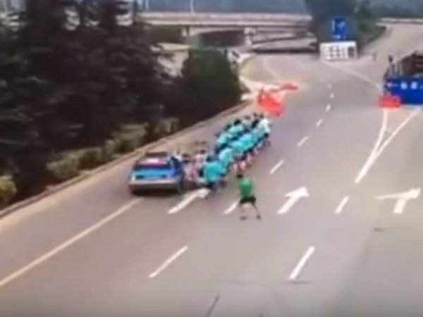 YouTube ВИДЕО: в Китае женщина за рулем такси протаранила колонну бегунов