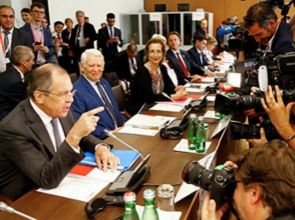 "Кто вас так воспитал?": Лавров отчитал журналистку на встрече министров ОБСЕ