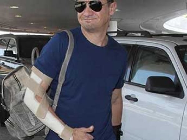 Голливудский актер Джереми Раннер сломал обе руки на съемках "Мстителей"