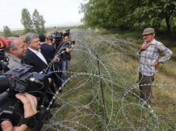 Порошенко побывал в Южной Осетии и разглядел "российскую базу ФСБ" (ФОТО)