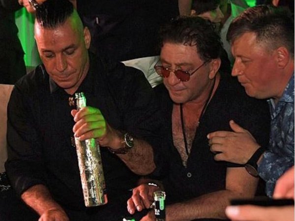 Грустный солист Rammstein, пьющий водку с Лепсом и Газмановым, попросил о помощи (ФОТО, ВИДЕО)