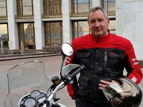 «Ленка — голая коленка»: Рогозин по дороге на Байконур написал песню (ВИДЕО)