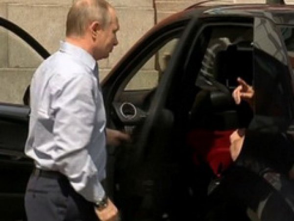 СМИ выяснили, что находилось в "красной коробке" спутника Путина на Валааме