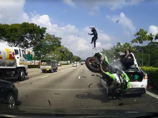Мотоциклист взлетел в воздух после столкновения с автомобилем (ВИДЕО)