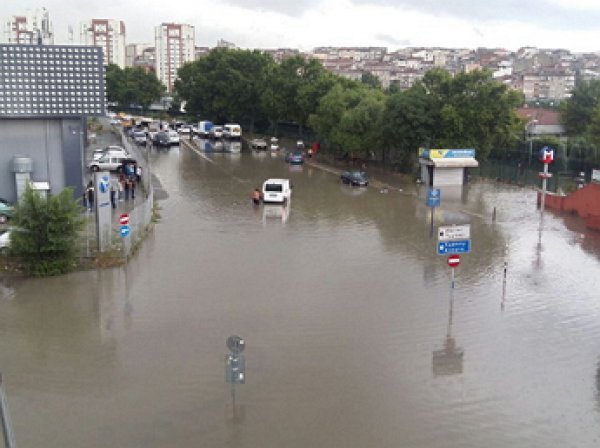 Стамбул ушел под воду из-за проливных дождей