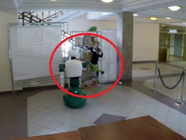 YouTube ВИДЕО: в Перми робот спас девочку, залезшую на стеллаж