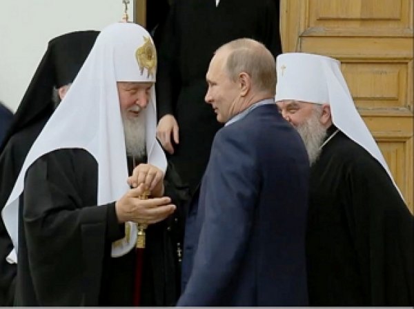 Путин дважды оттолкнул патриарха Кирилла на Валааме