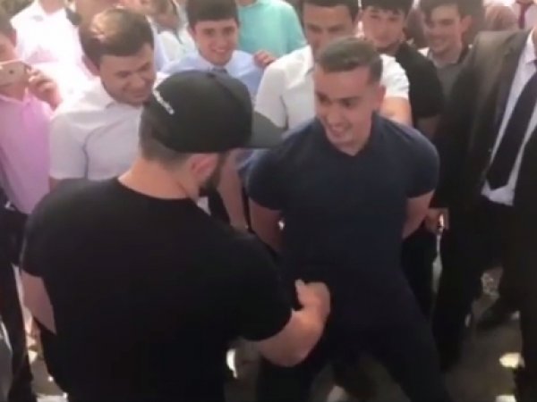 Российский боец Хабиб Нурмагомедов ударил болельщика по его просьбе