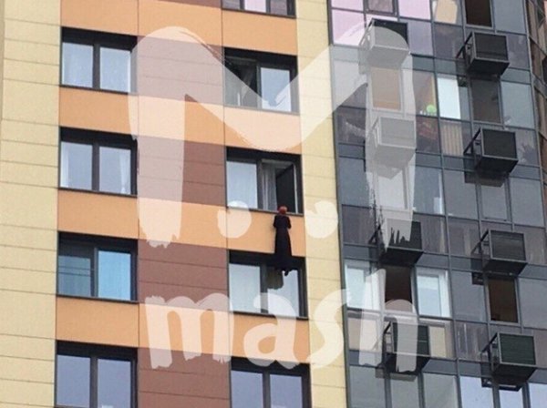 СМИ выяснили, почему девушка висела 6 часов на фасаде дома в Новой Москве