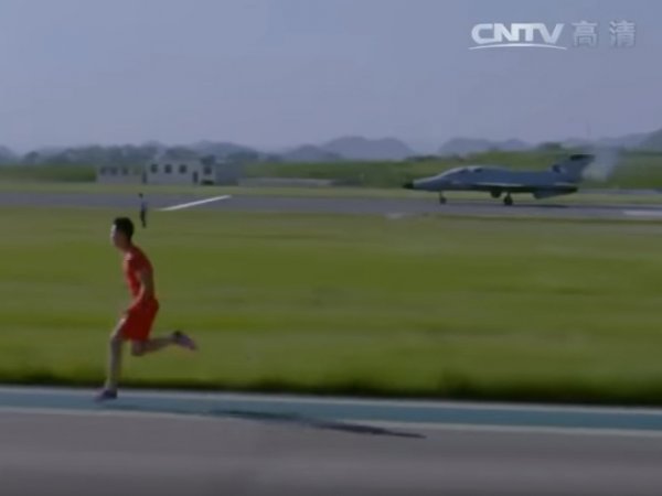 Китайский бегун опередил истребитель на дистанции 100 метров
