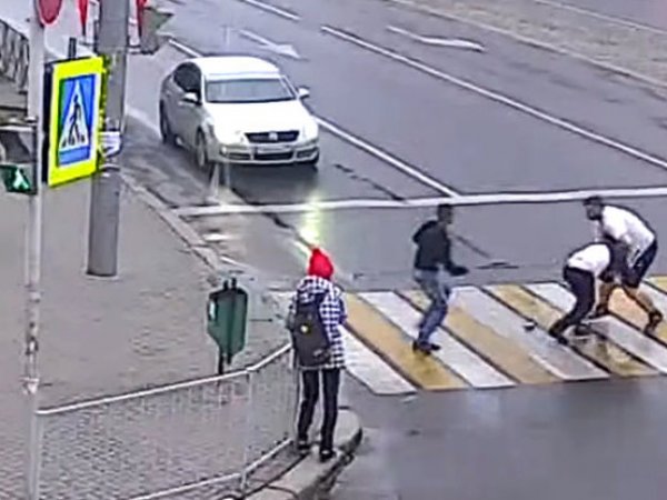"Узнаю тебя, Русь": видео массовой драки на "зебре" в Калининграде взбудоражило соцсети