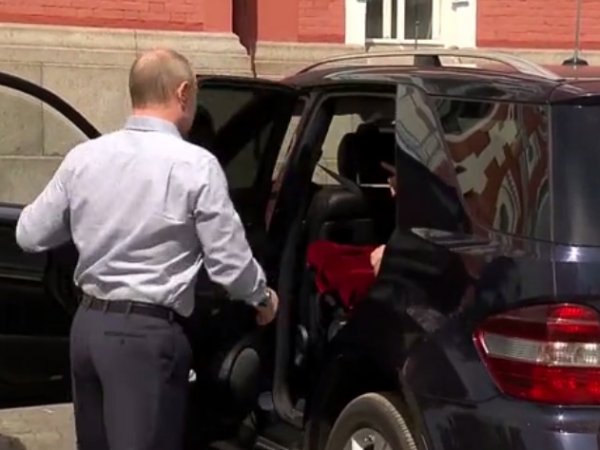 Загадочный "спутник или спутница" в машине Путина на Валааме поставил в тупик СМИ (ВИДЕО)