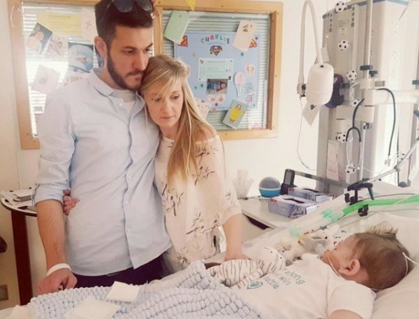 "Слишком поздно лечить": родители Чарли Гарда согласились усыпить больного младенца