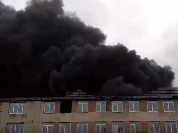 Пожар в Санкт-Петербурге сейчас: огонь на Кировском заводе тушат с помощью вертолета (ВИДЕО)