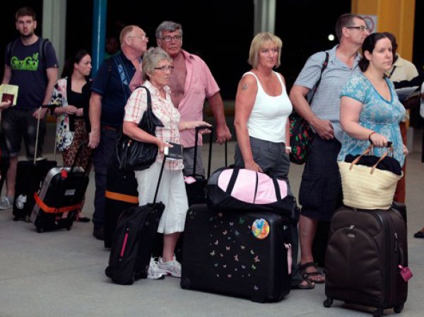 Более 200 российских туристов в Турции выселили из отелей на два дня раньше срока